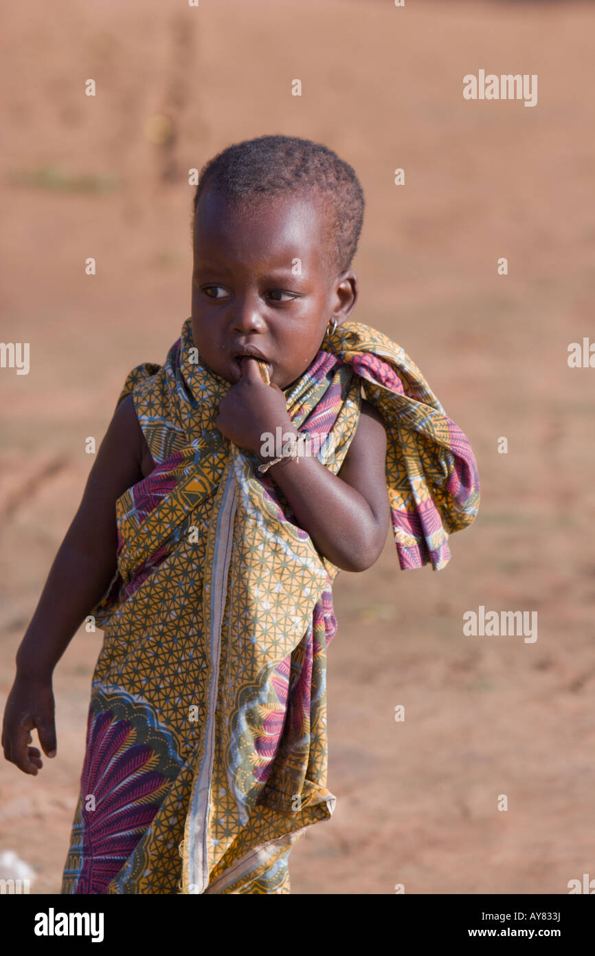 Enfant Africain pagne traditionnel enveloppé dans (tissu) avec le doigt dans la bouche Banque D'Images