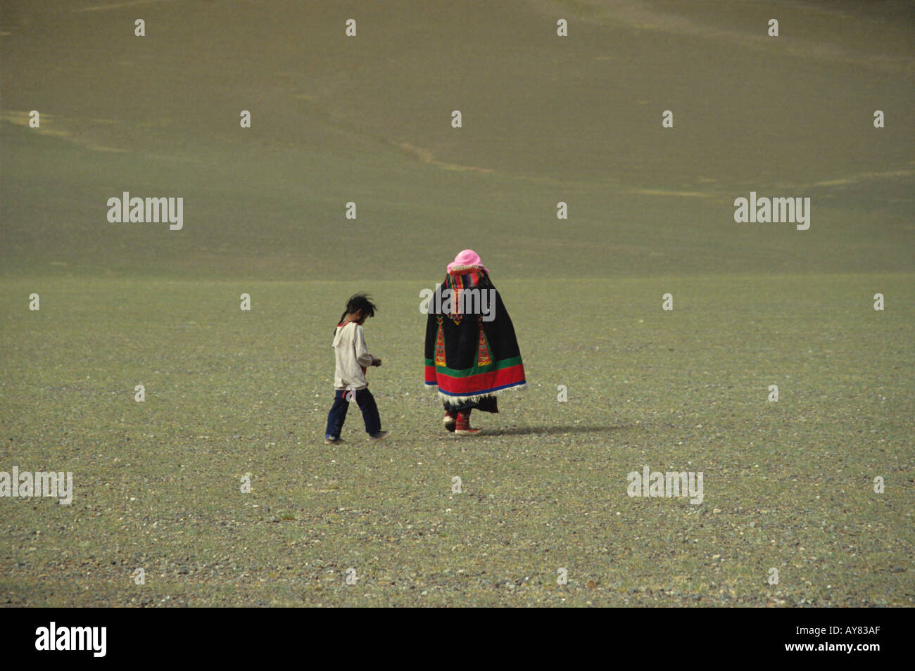 Femme nomade dans un manteau, et l'enfant en milieu Tibet près de Tingri Banque D'Images