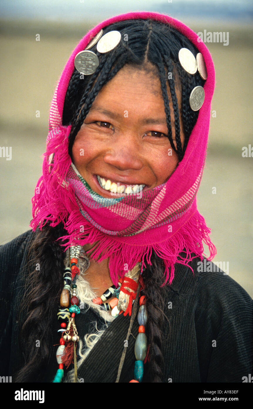 Lors de l'Assemblée Naqu horse fair au Tibet les jeunes femmes portent leurs plus beaux vêtements et turquoise du vent dans leurs cheveux tressés Banque D'Images