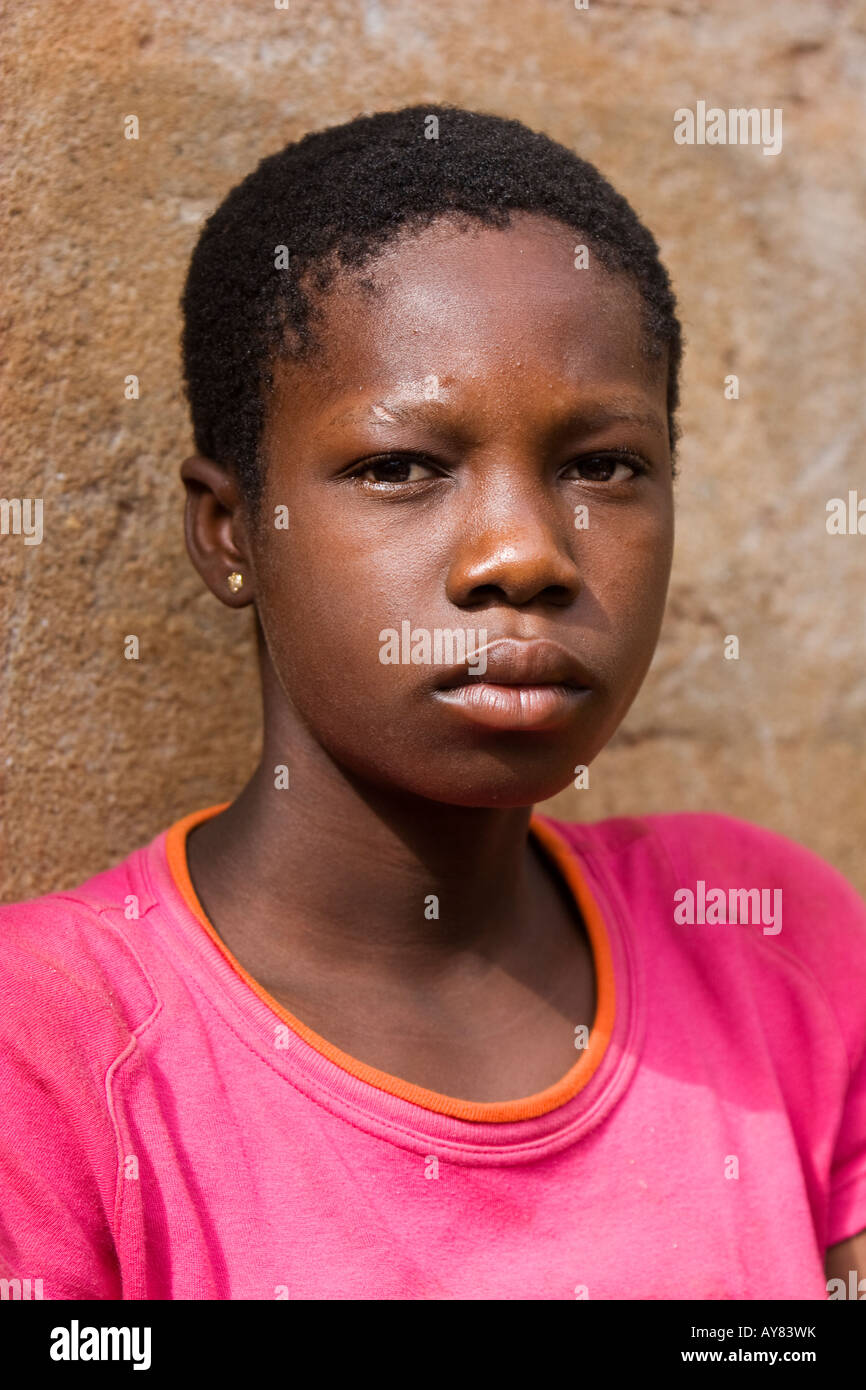 Portrait d'une jeune fille bénéficiant d'une aide humanitaire l'éducation des filles en Afrique de l'Ouest projet Banque D'Images