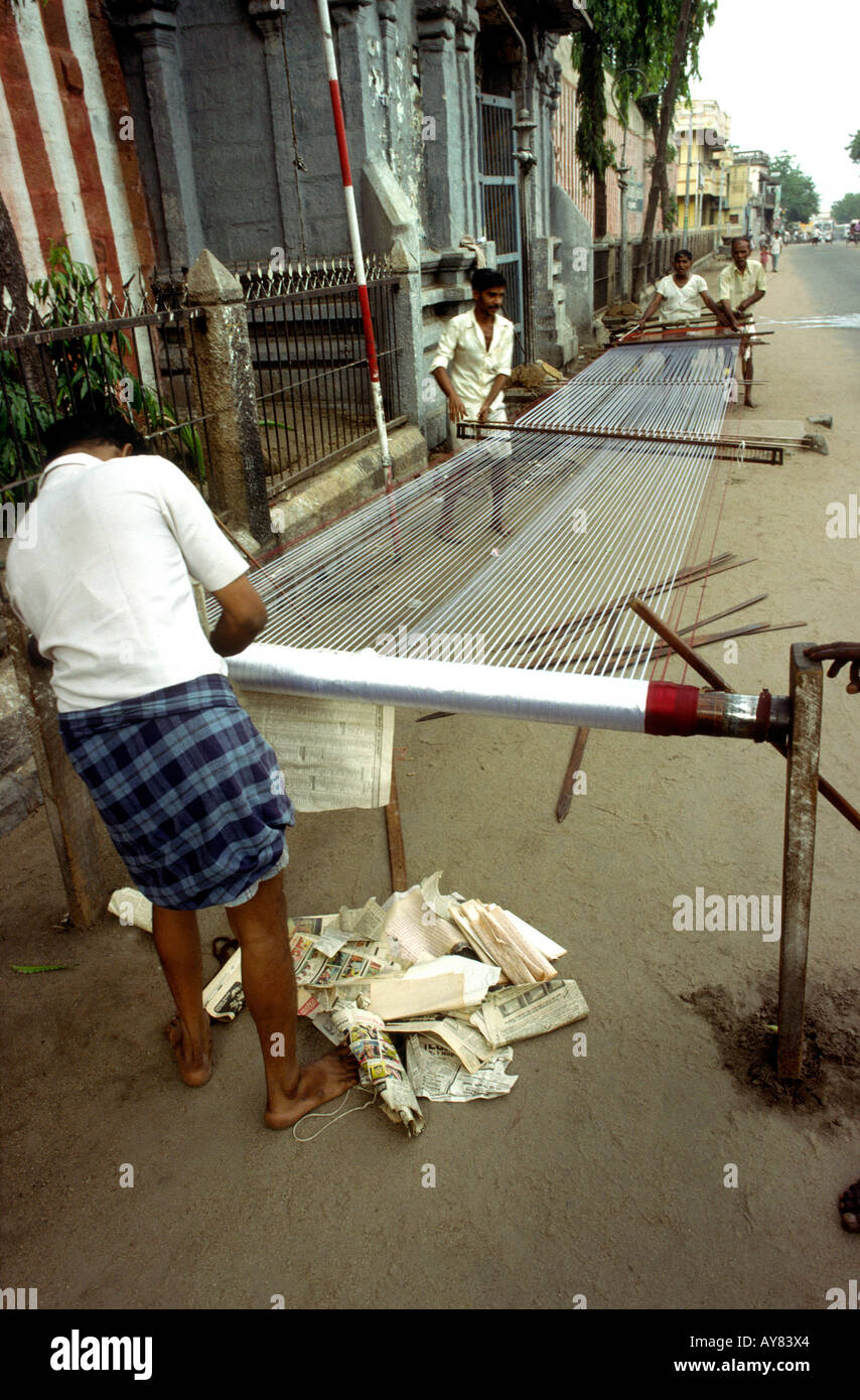 Inde Madurai Tamil Nadu l'artisanat textile préparation thread pour le tissage Banque D'Images