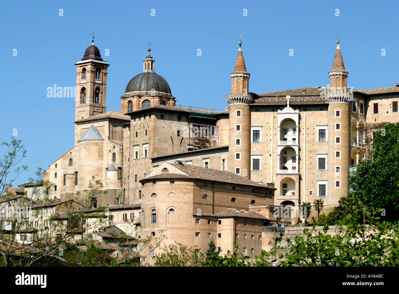 Le Palais Ducal domine le paysage dans l'LeMarche Urbino Marches Italie Banque D'Images