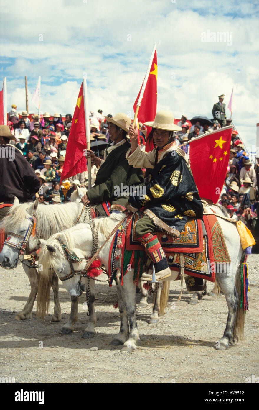 Portant drapeau chinois rouge Banque de photographies et d’images à haute résolution Alamy