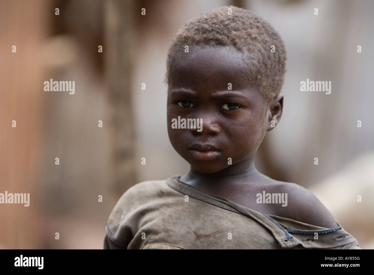 Portrait d'un garçon africain avec dirty shirt tomber une épaule. Banque D'Images