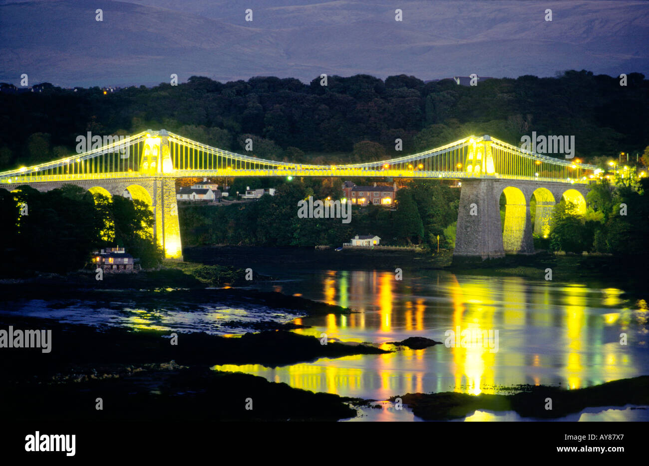 Le Pont Suspendu de Menai construit par Thomas Telford 1826 sur le détroit de Menai à Anglesey, Gwynedd, au nord du Pays de Galles, Royaume-Uni. Courts de Banque D'Images