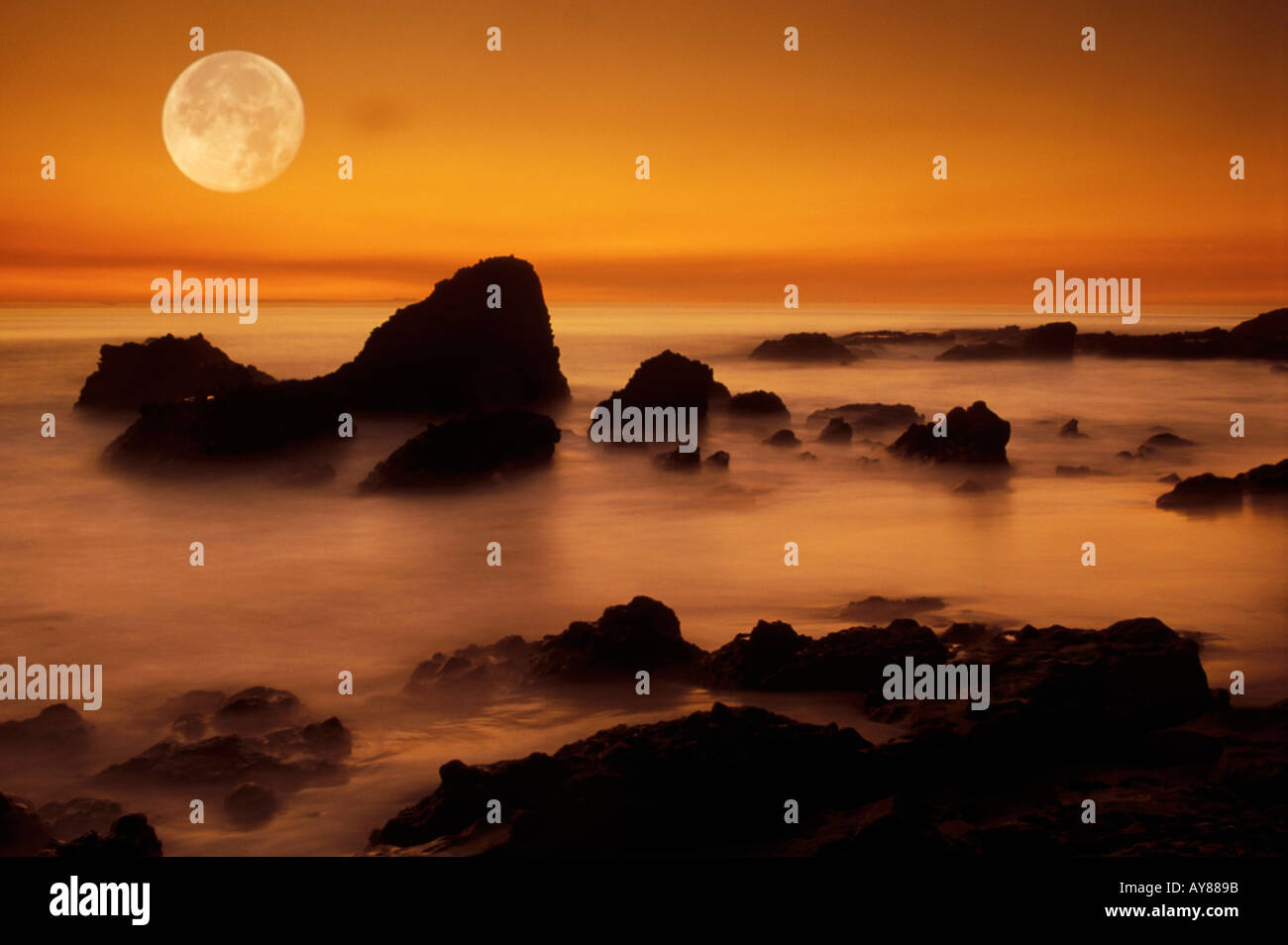 Moon Over rocky shore à Laguna Beach en Californie Banque D'Images