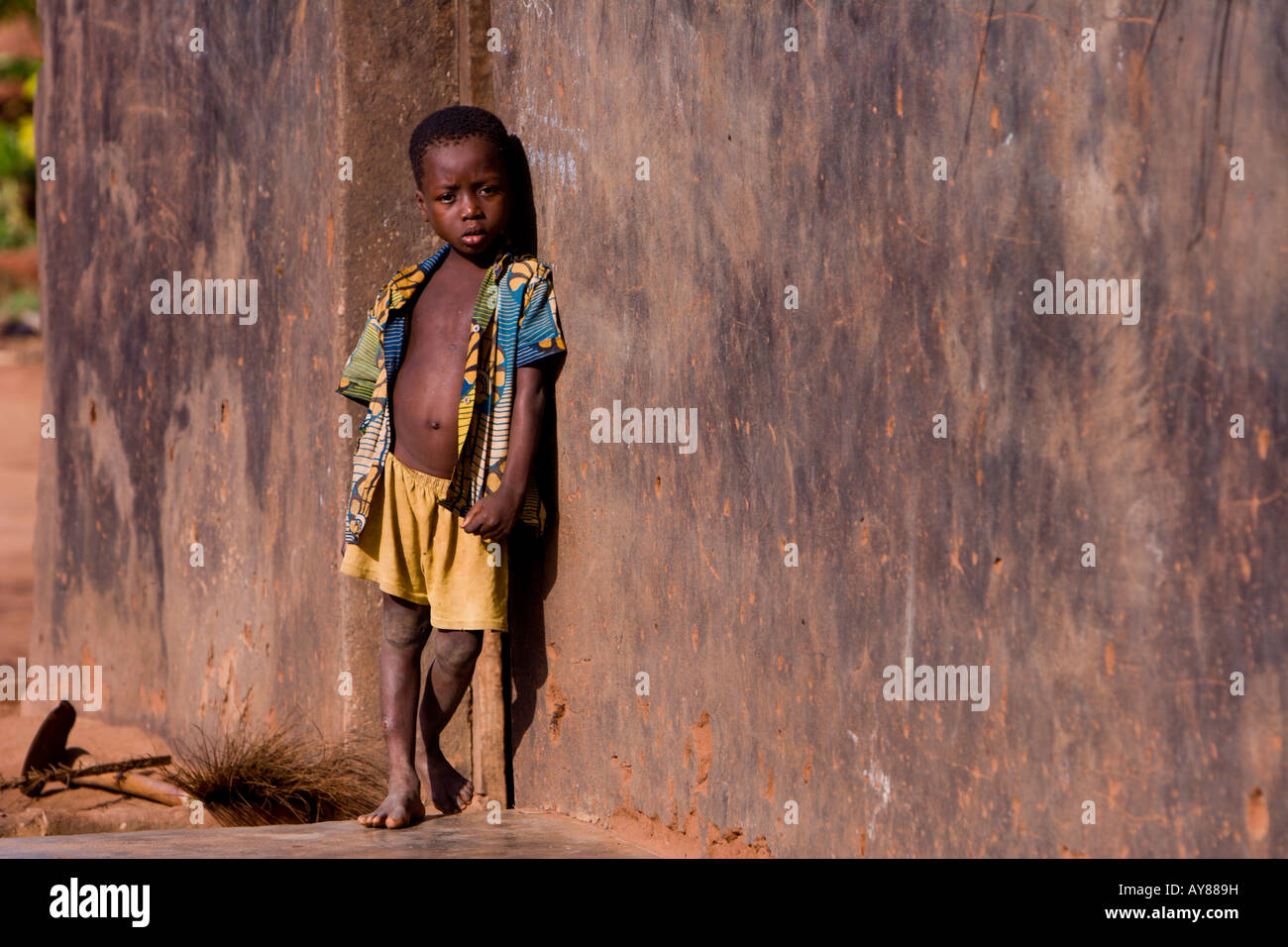 African boy standing par wall, portrait Banque D'Images