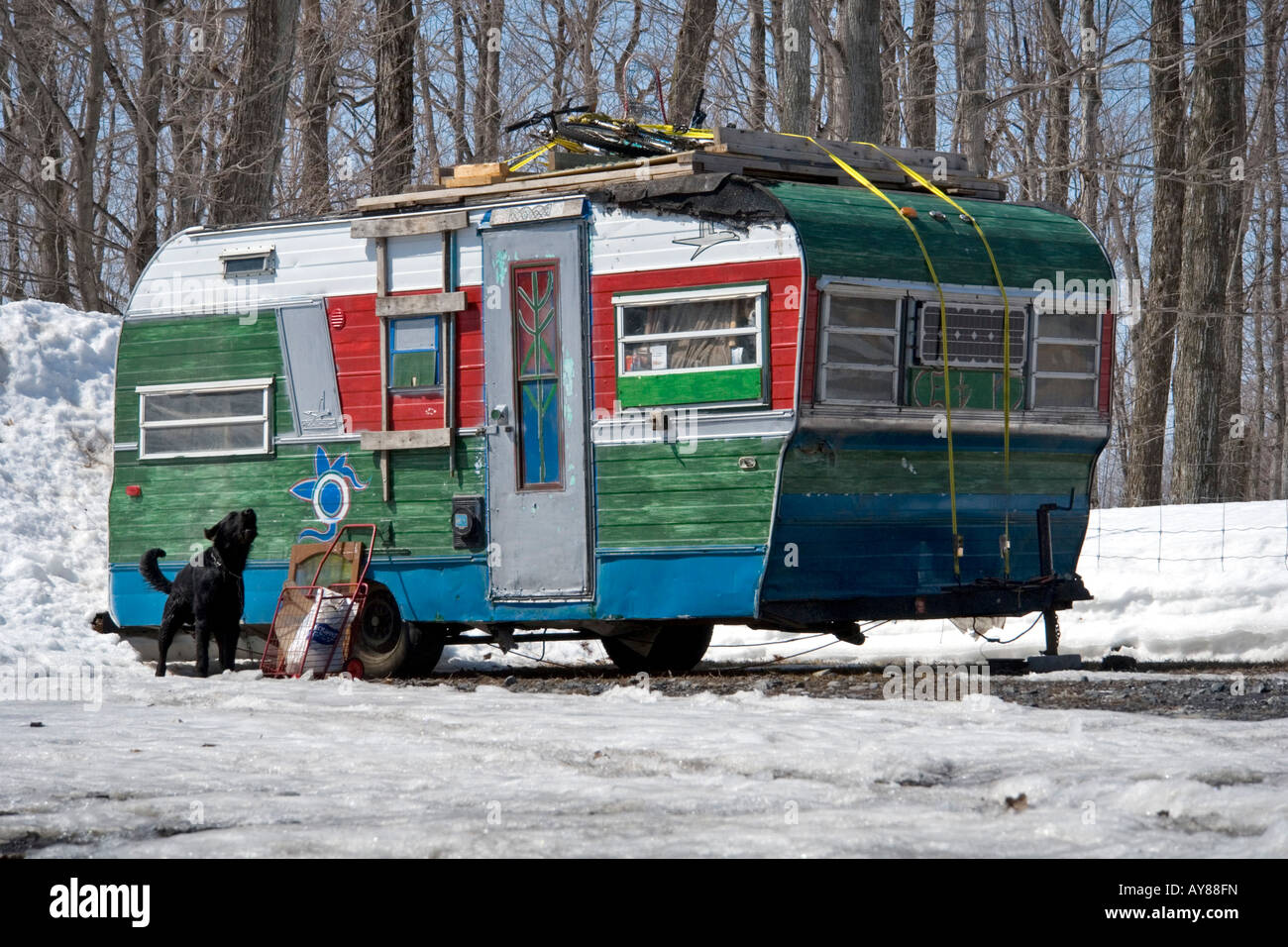 Traveller's caravan dans snow bound forêt. Banque D'Images