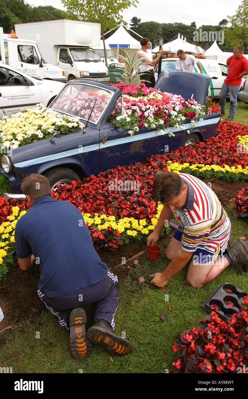 Knutsford Cheshire UK Tatton Hall RHA Flower Show Royal Vale au personnel de préparer leur lit voiture abandonnée feature Banque D'Images