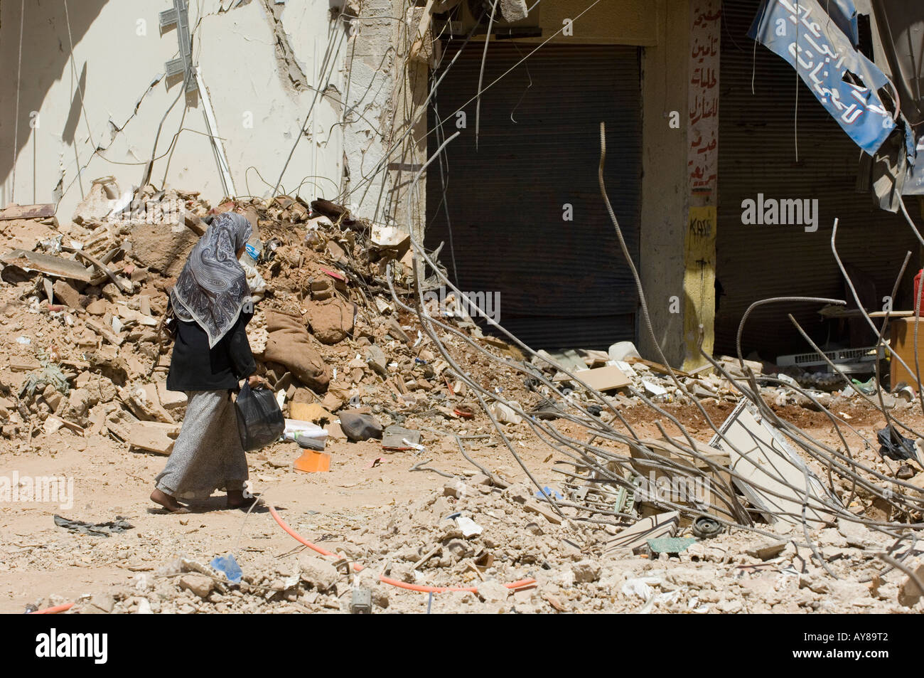 Femme marche en zone de guerre Banque D'Images