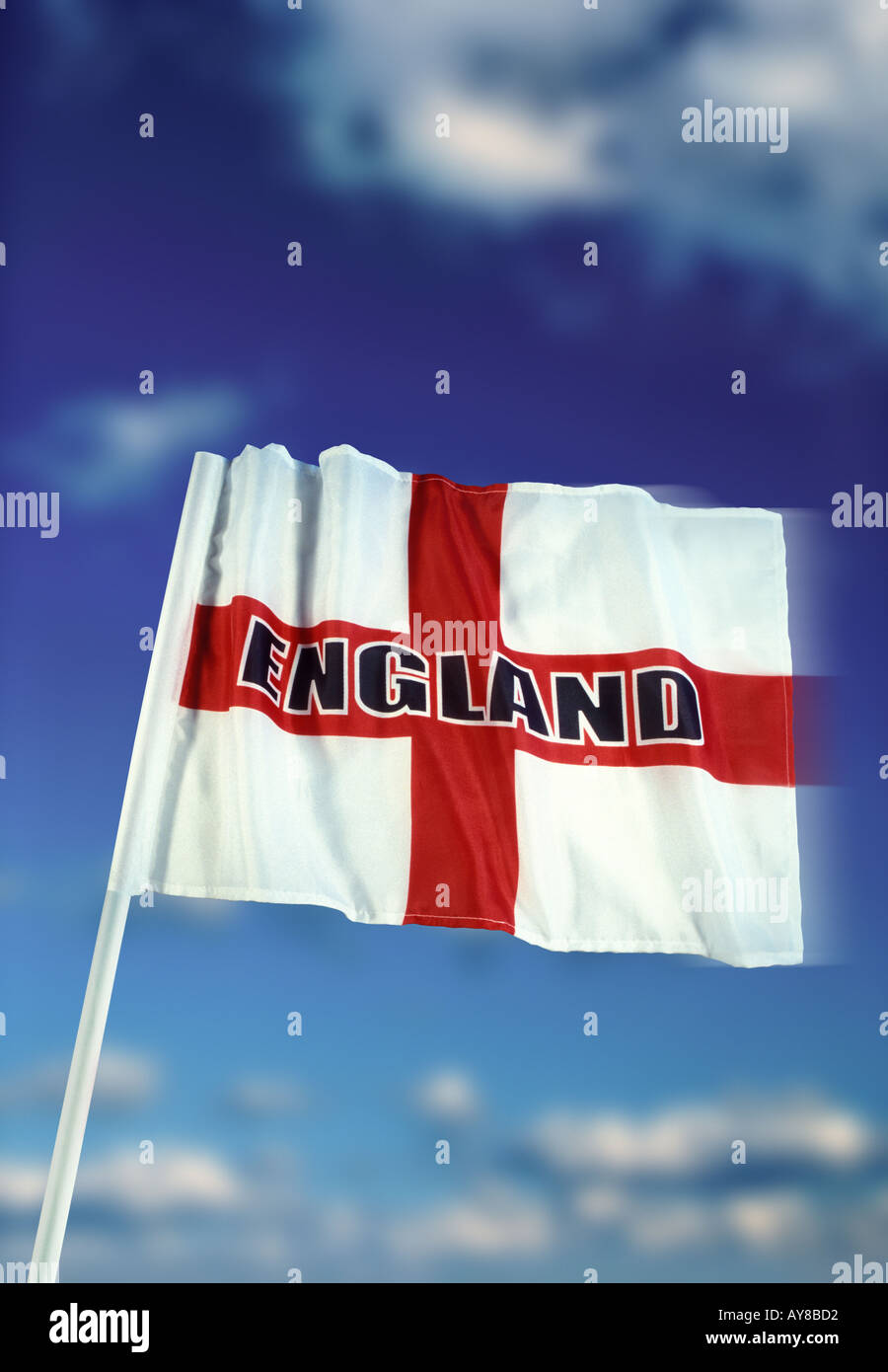 Drapeau anglais de Saint George avec l'Angleterre et le logo blue sky white cloud background Banque D'Images