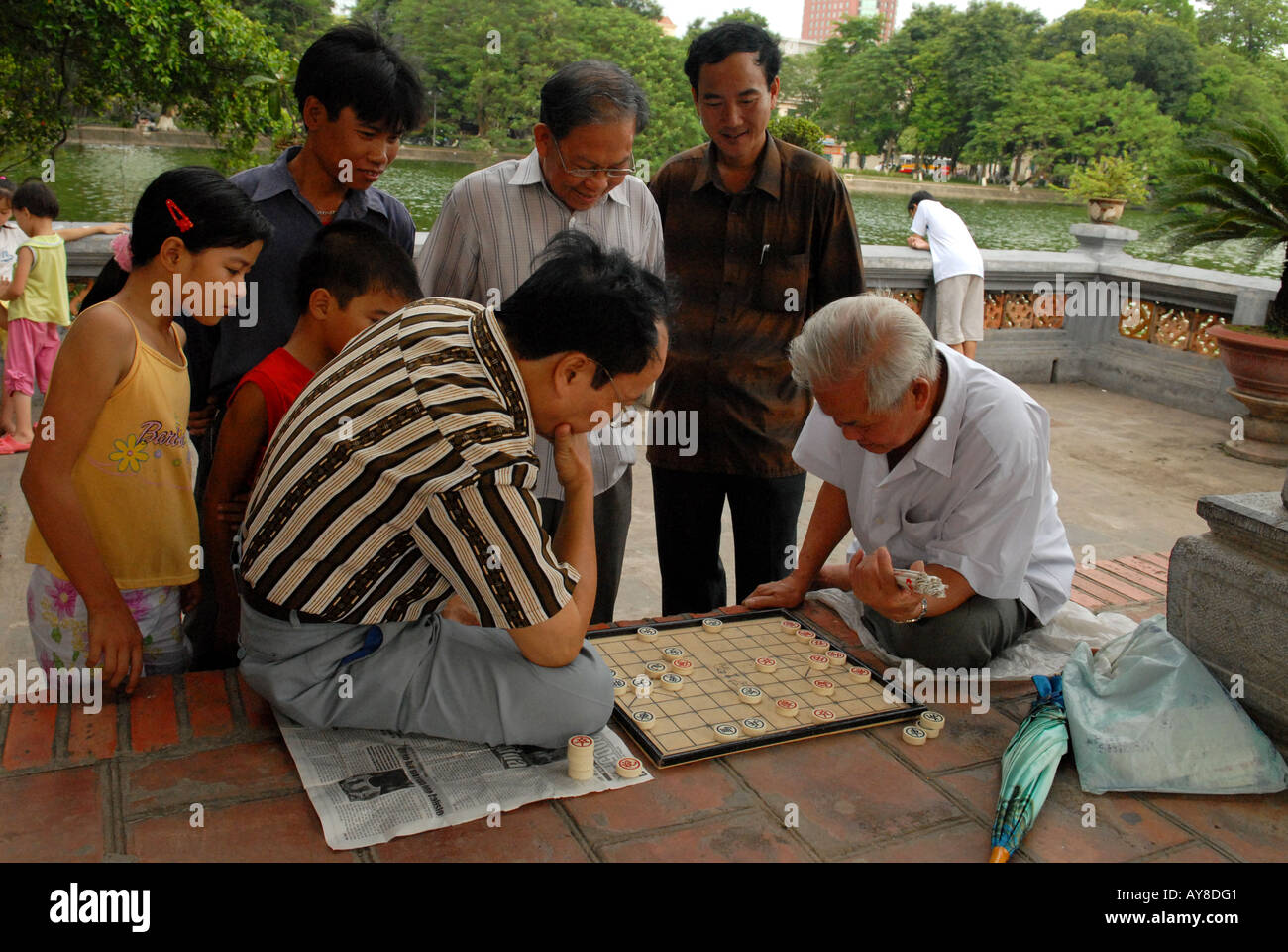 Les hommes jouant aux échecs chinois CXQ ville de Hanoï Vietnam à côté du lac Hoan Kiem Banque D'Images