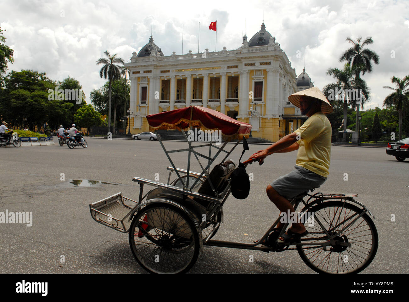 Cyclo en face de Hanoi Opera dans le centre-ville de Hanoi, Vietnam Banque D'Images