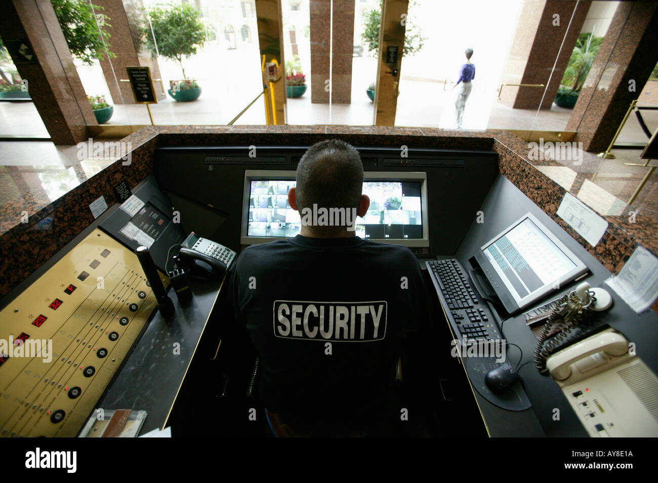 Agent de sécurité dans la console en hall d'immeuble de bureaux de grande hauteur Banque D'Images