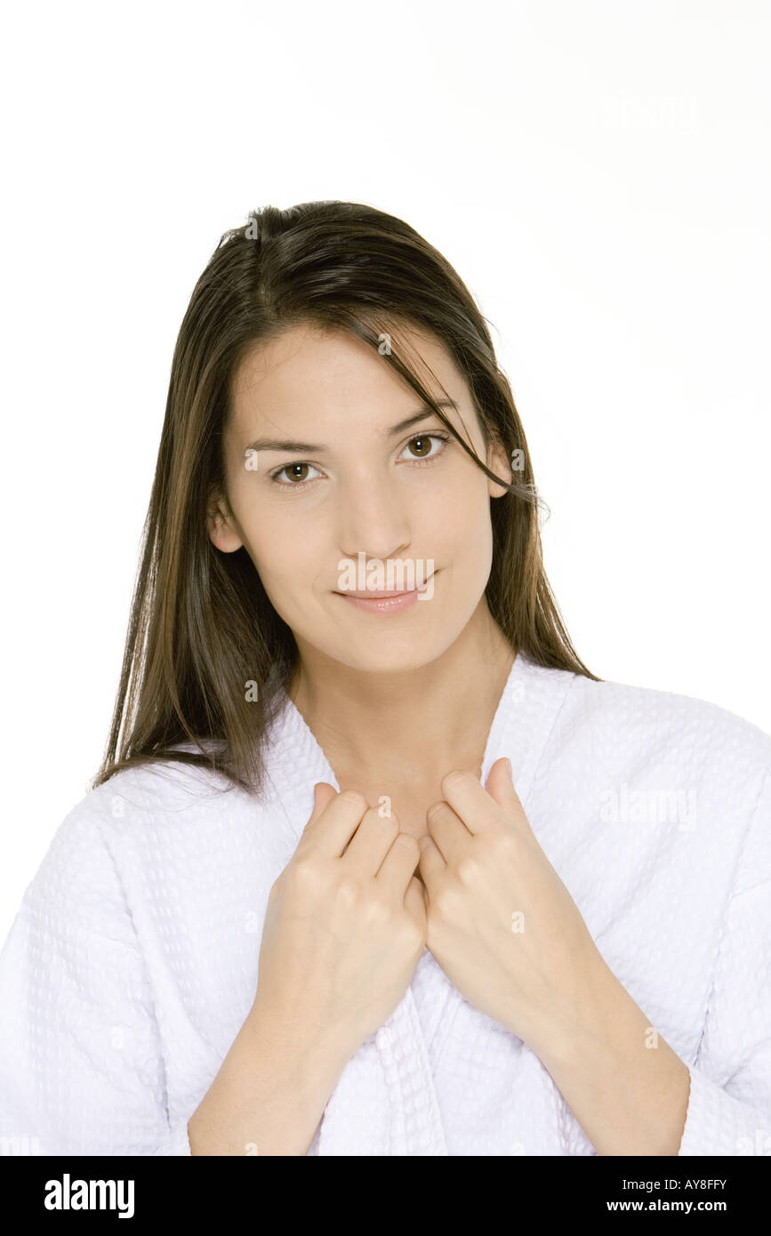 Woman wearing bathrobe, la maintenant sur les bords du col, smiling at camera Banque D'Images