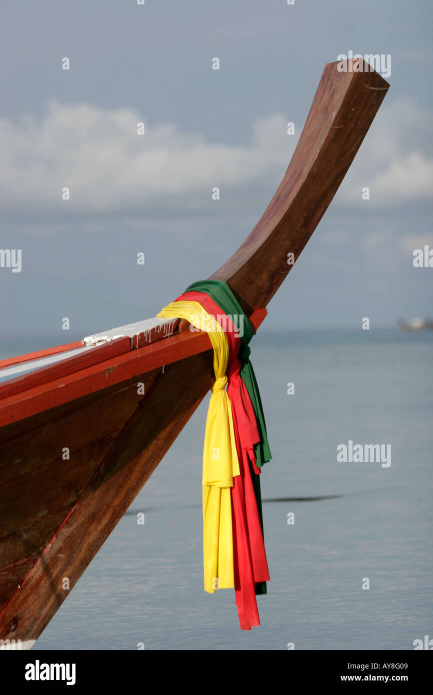 Proue de bateau longtail traditionnels avec la prière d'écharpe Ko Lipe  Thaïlande Photo Stock - Alamy