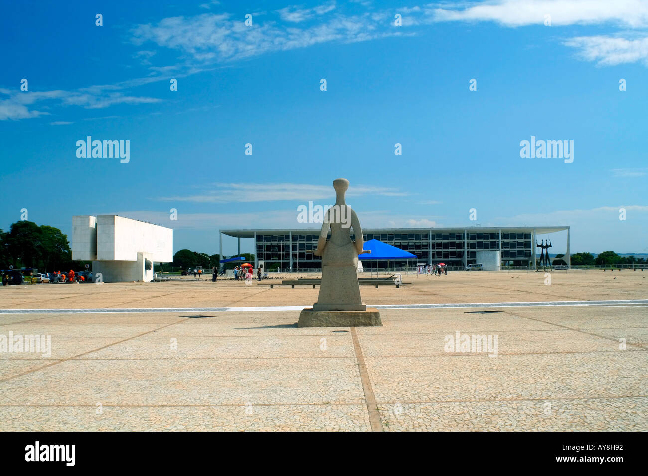Vue arrière de la Statue de la Justice trois puissances Square, Brasilia, Brésil Banque D'Images