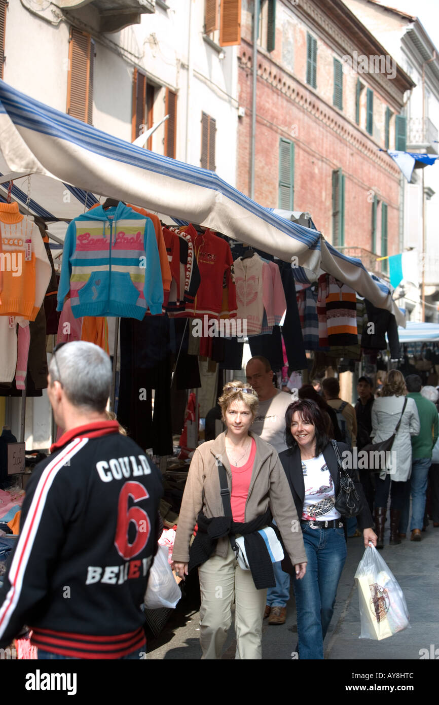 Jour de marché Alba Piemonte Italie Banque D'Images