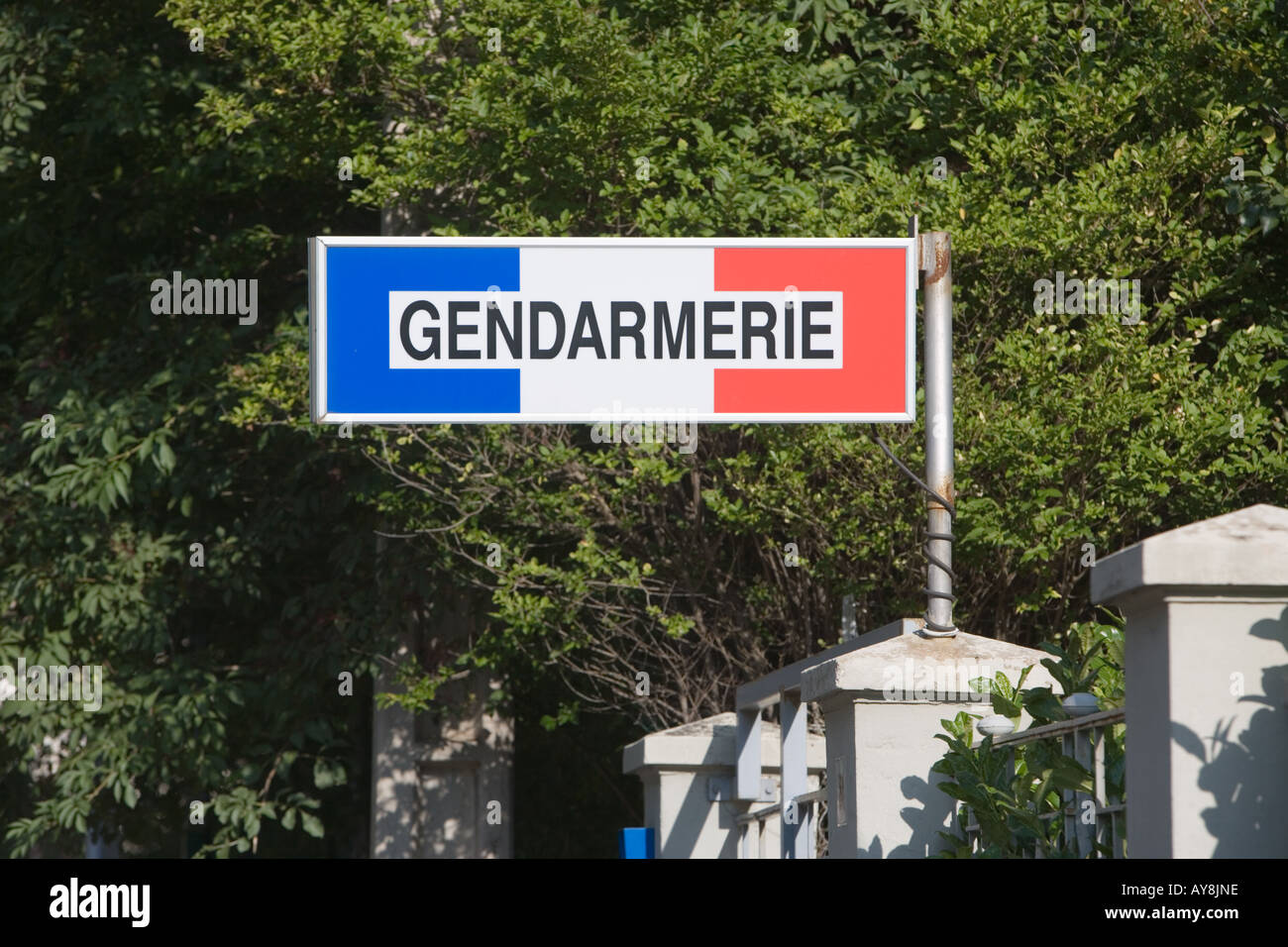 Signe de la Gendarmerie avec les couleurs du drapeau français Tende Alpes Maritimes France Banque D'Images