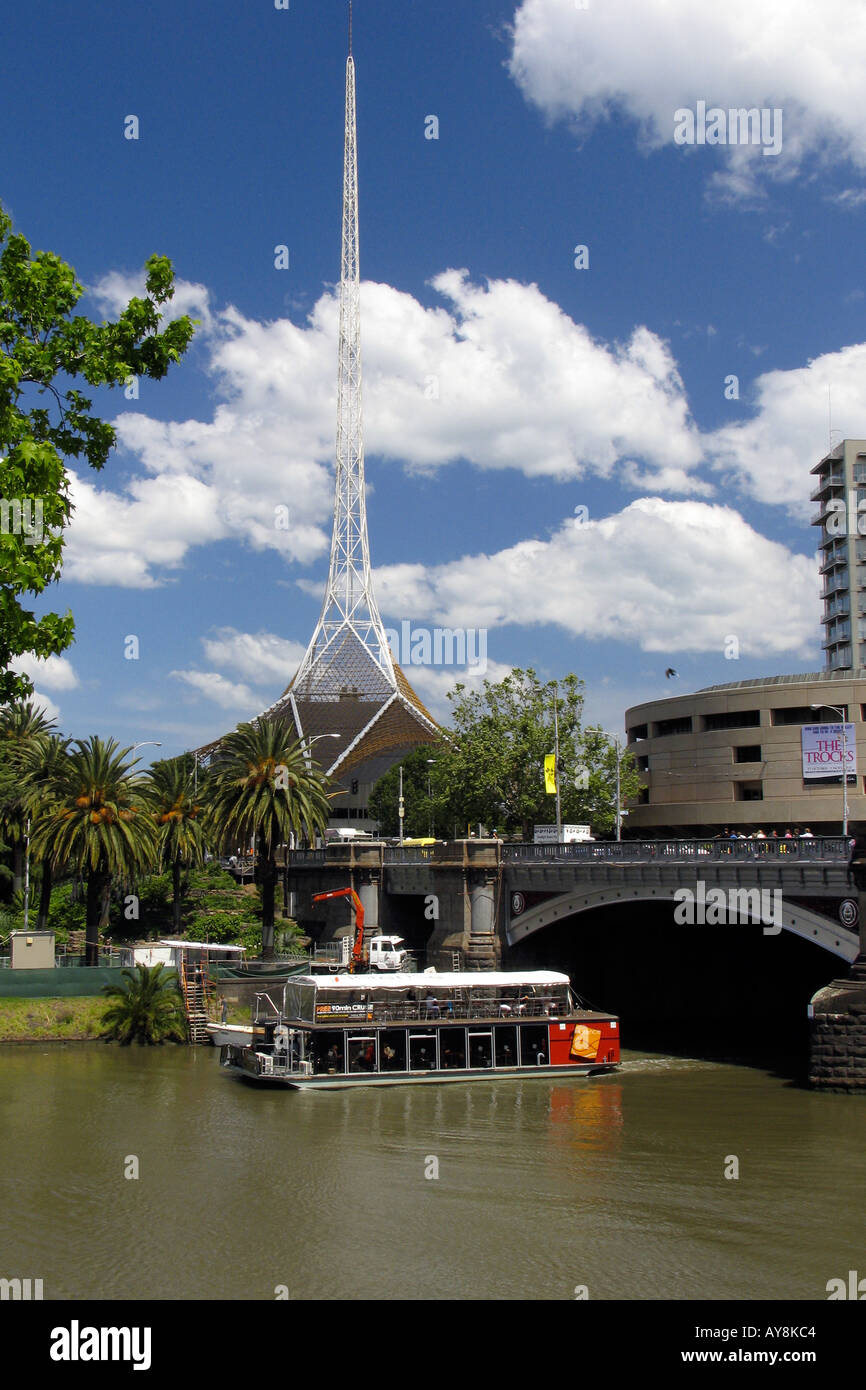 La Rivière Yarra plaisir cruiser Princes Bridge Arts Center et Hamer Hall Melbourne Australie Banque D'Images