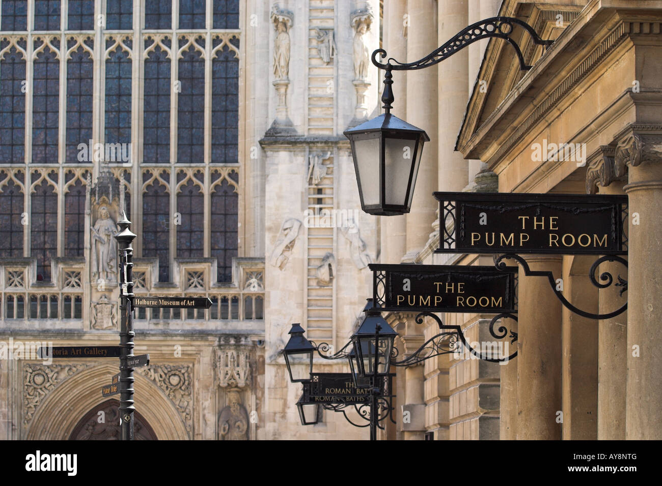Prix pompe signe avec l'abbaye de Bath en arrière-plan, Site du patrimoine mondial de l'UNESCO, en Angleterre Banque D'Images