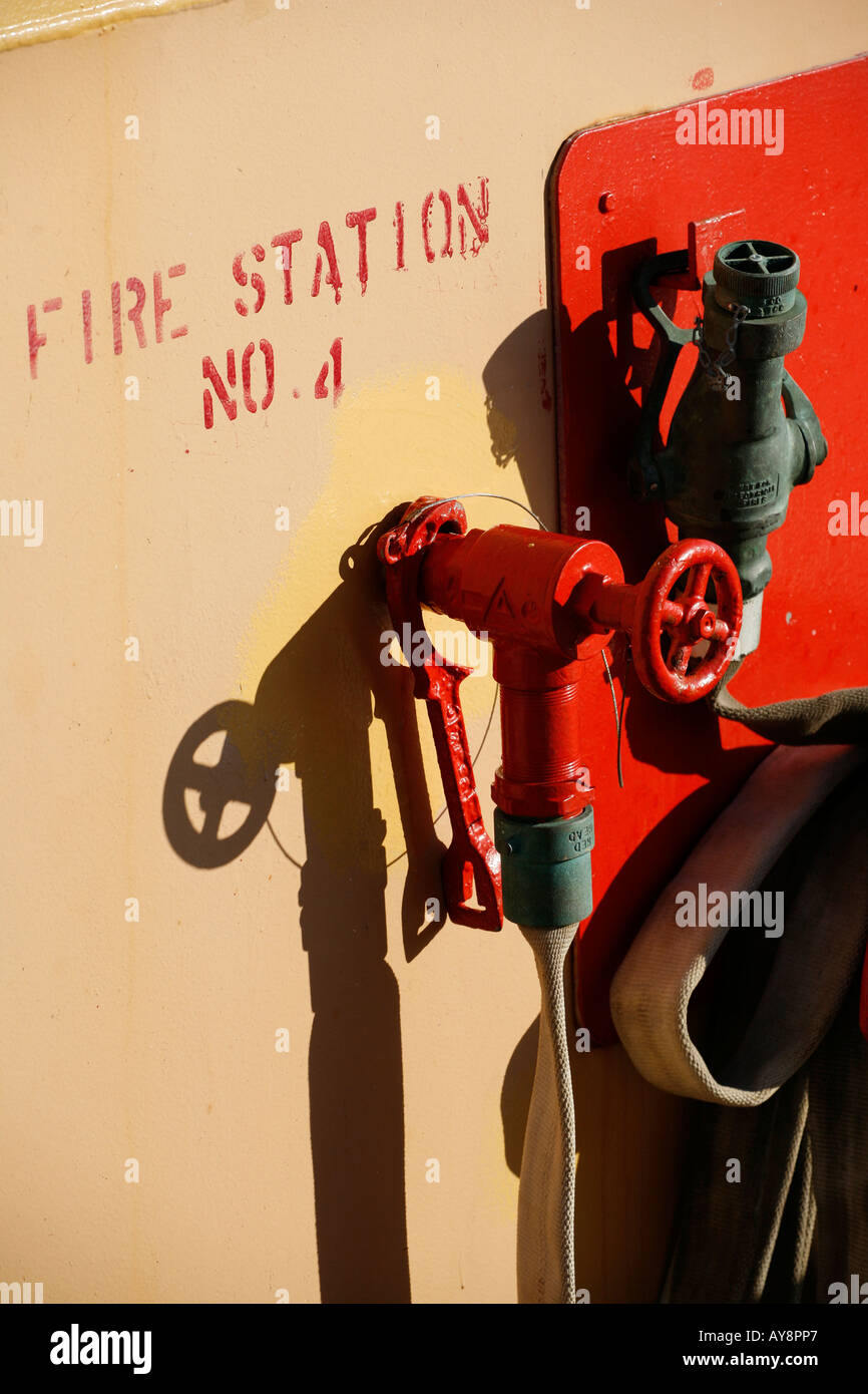 Sortie de tuyau d'incendie sur la structure métallique du navire, cadre vertical Banque D'Images