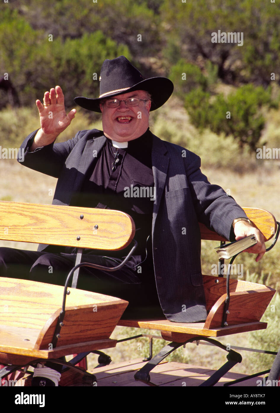 Le curé arrive par buckboard, à l'Old West Memorial à White Oaks, Nouveau Mexique. Banque D'Images