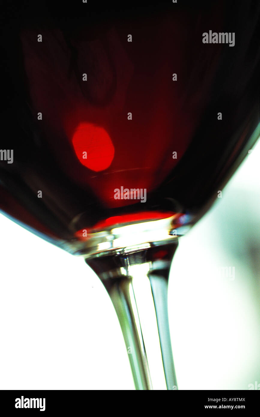 Vin rouge dans le verre, close-up, cropped Banque D'Images
