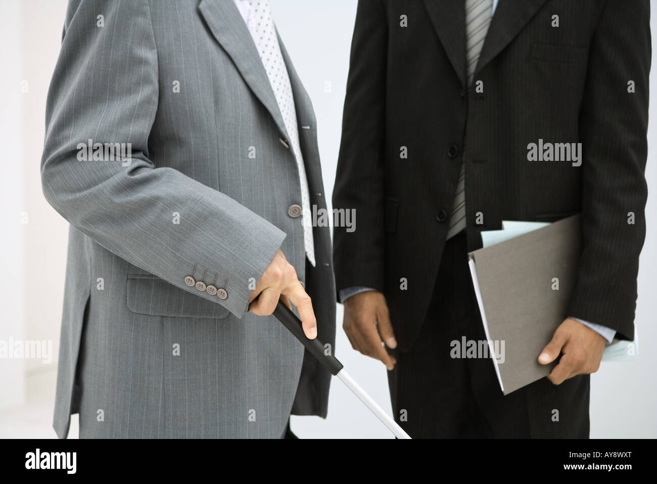 Homme avec un handicap visuel associé, cropped view of mid section Banque D'Images