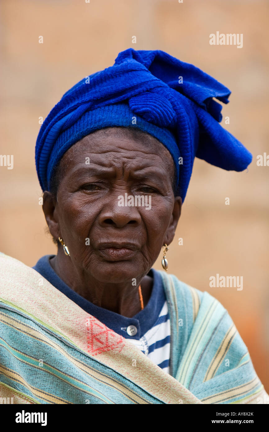 Une femme âgée au Togo, Afrique de l'Ouest est enveloppée d'un châle bleu et écharpe. Banque D'Images