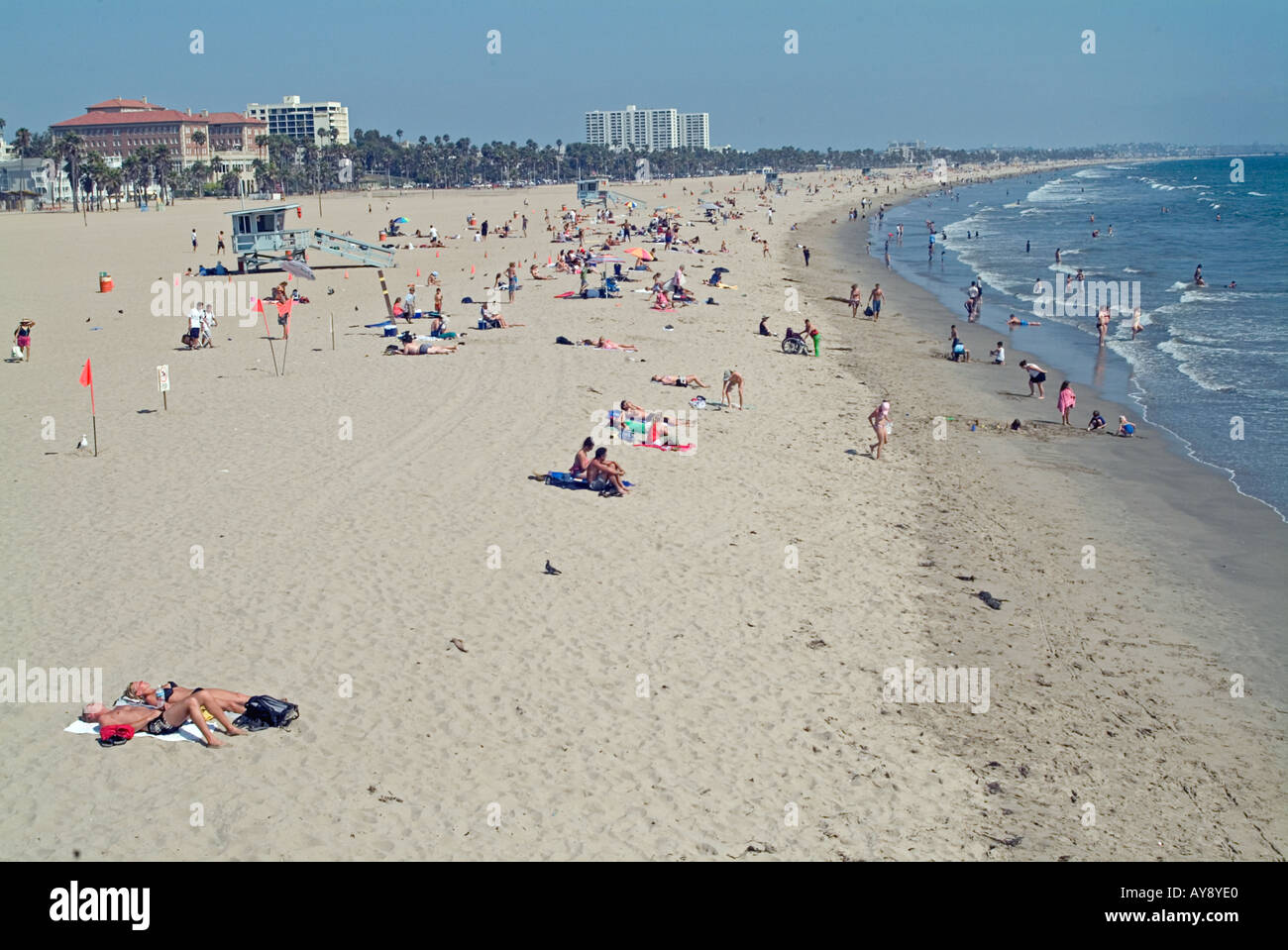 Santa Monica en Californie, CA, Etats-Unis, plage de sable fin, le bleu de l'eau, vagues, personnes, parc d'hôtels de plage, Banque D'Images