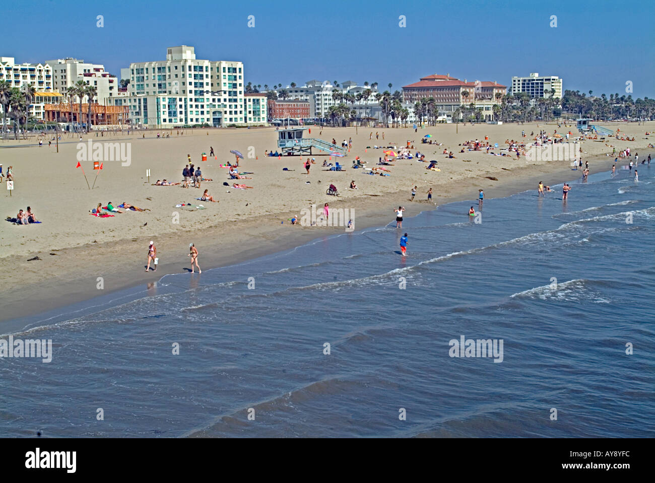 Santa Monica en Californie, CA, Etats-Unis, plage de sable fin, le bleu de l'eau, vagues, personnes, parc d'hôtels de plage, Banque D'Images
