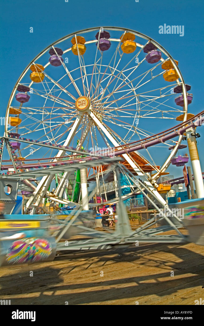La jetée de Santa Monica en Californie, CA, Etats-Unis, plage de sable fin, le bleu de l'eau, vagues, personnes, grande roue, Ocean park amusement Banque D'Images