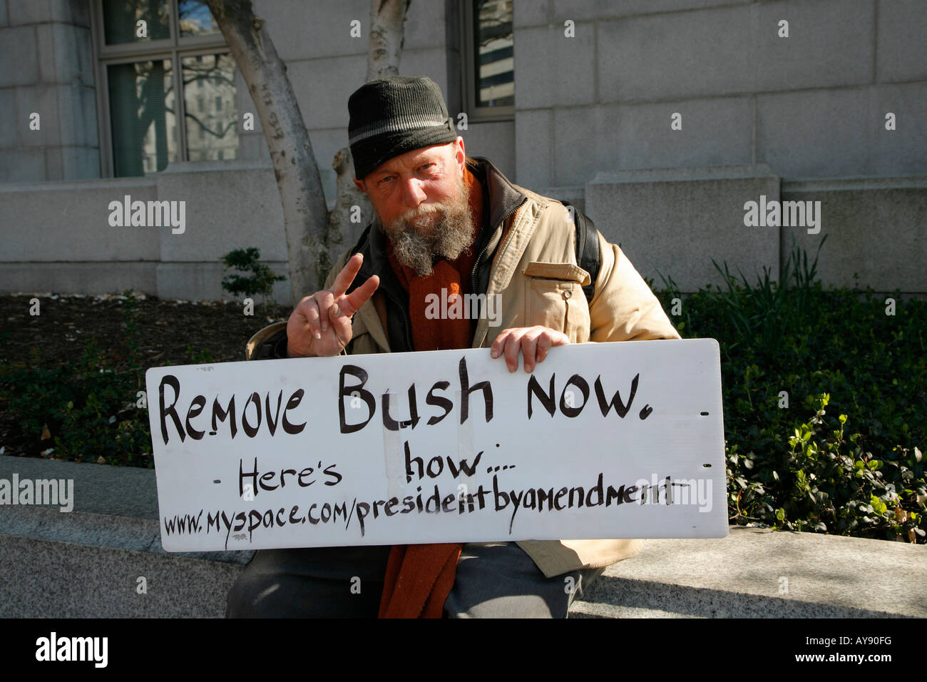 L'homme pour protester contre le président George Bush, Washington DC, USA Banque D'Images