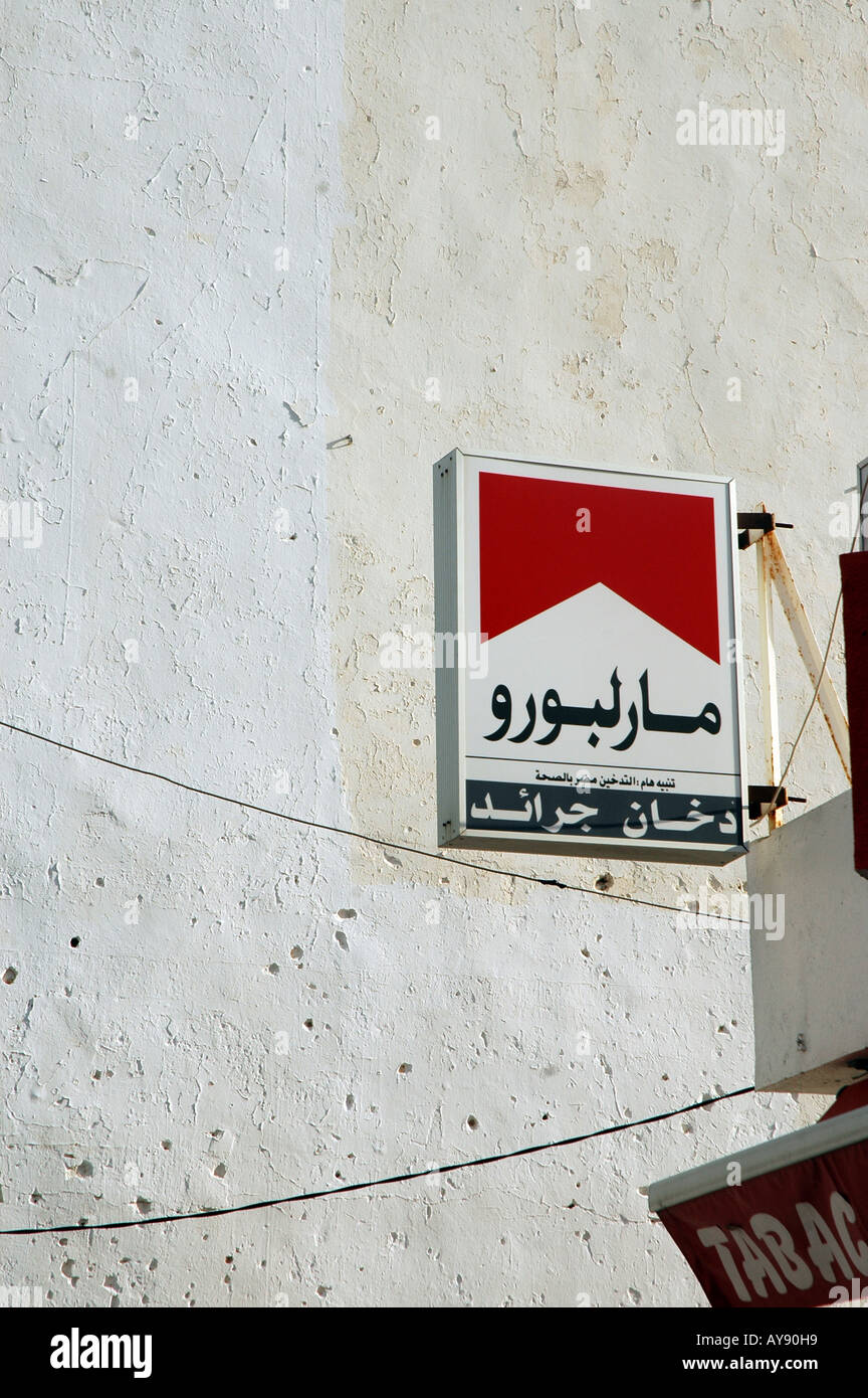 Publicite Marlboro Avec Lettres Arabes Sur Marchand De La Ville De Sousse Tunisie Photo Stock Alamy