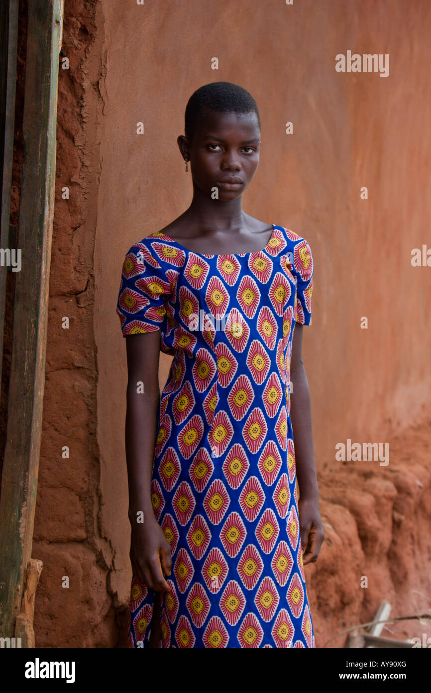 Portrait d'une jeune fille bénéficiant d'une aide humanitaire l'éducation des filles en Afrique de l'Ouest projet Banque D'Images