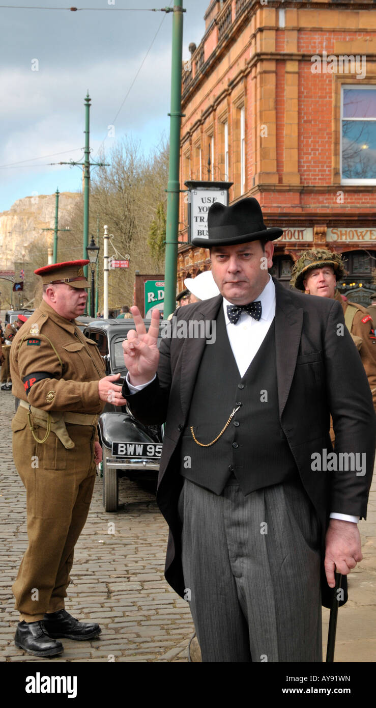 Homme habillé comme Winston Churchill donnant v sign Crich quarantaine Derbyshire Peak District week-end Angleterre UK Banque D'Images