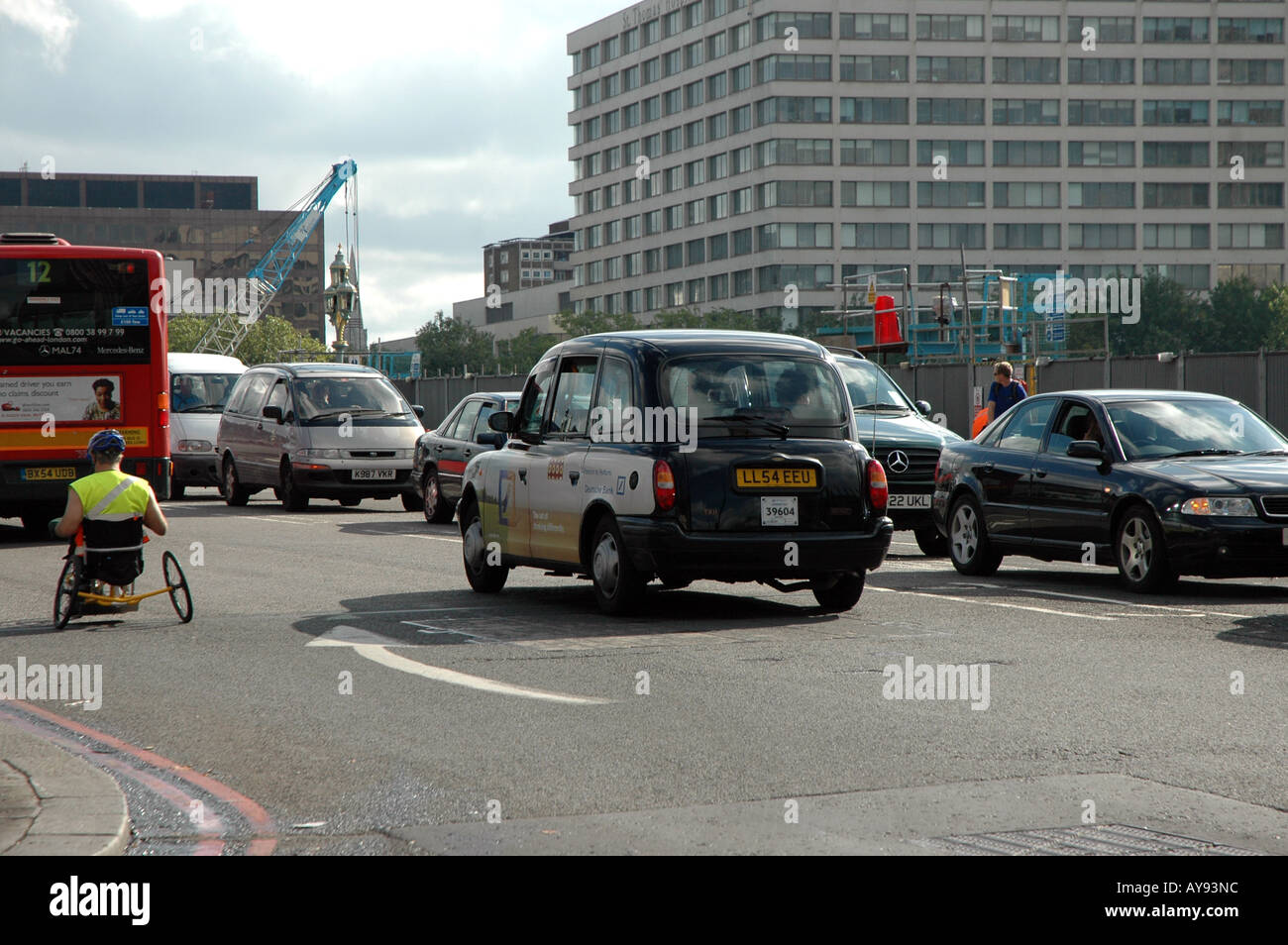 L'homme sur fauteuil roulant sur le pont de Westminster à Londres, Royaume-Uni Banque D'Images