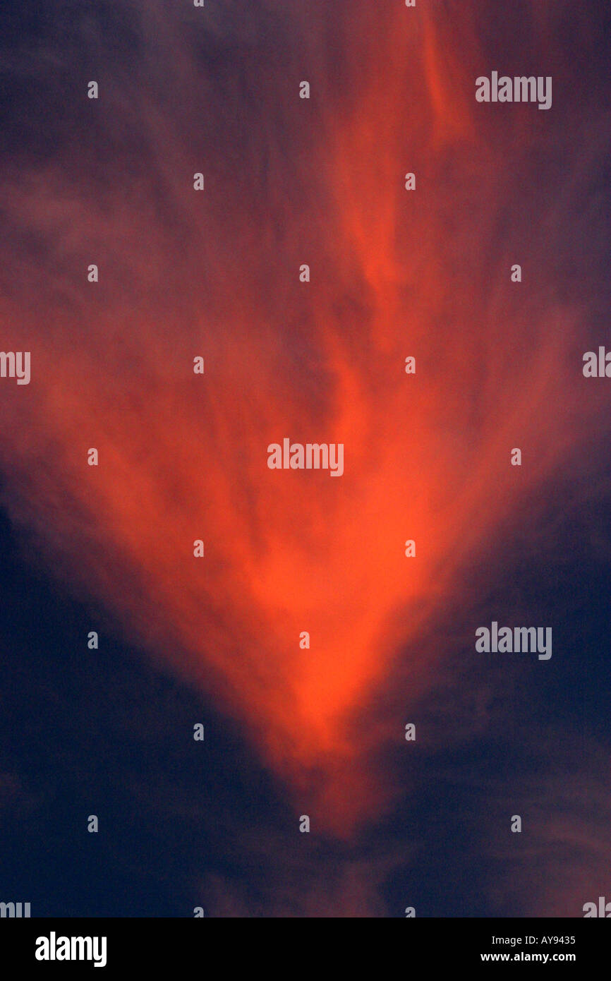 La formation de nuages rouges au coucher du soleil Banque D'Images