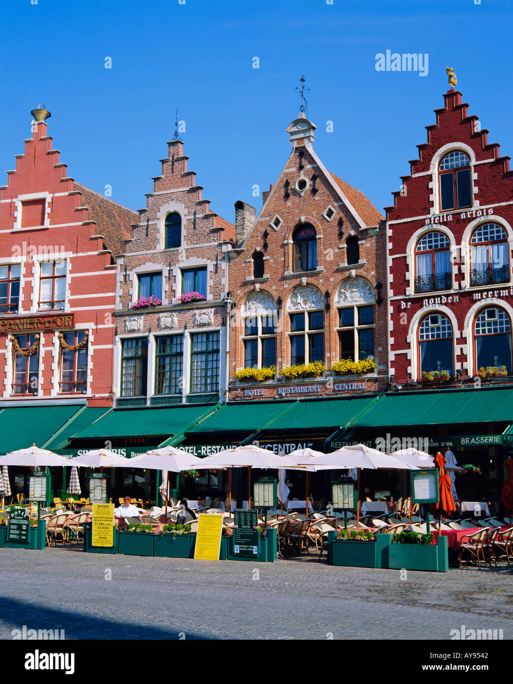 Les cafés de la place principale de la ville, Bruges, Belgique Banque D'Images
