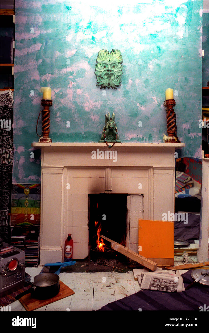 Cheminée colorés dans le sud de Londres, squat. Banque D'Images Cheminée colorés dans le sud de Londres, squat. Banque D'Images
