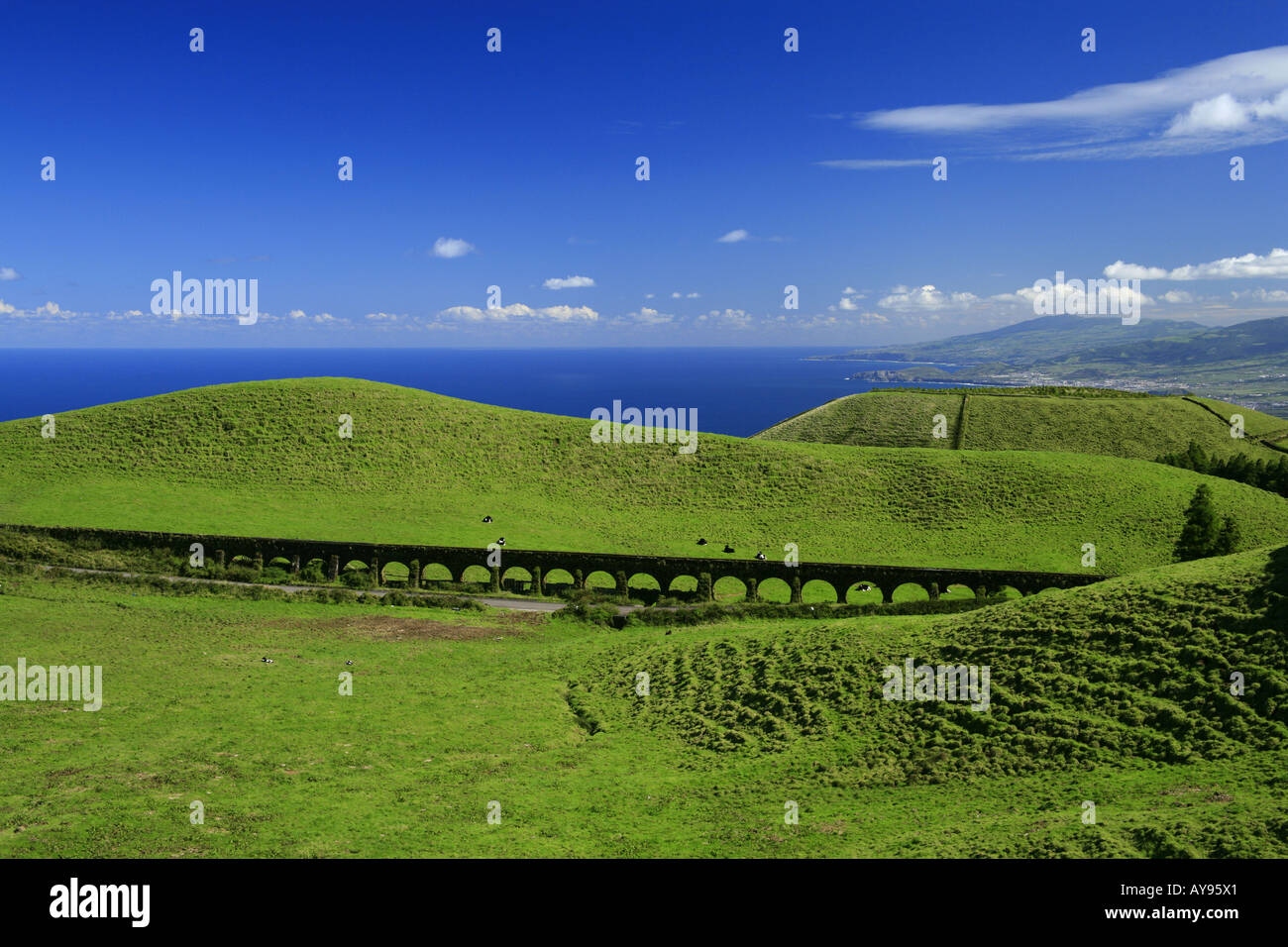 Un ancien aqueduc à travers le paysage. La côte nord de l'île de São Miguel, Açores, Portugal. Banque D'Images