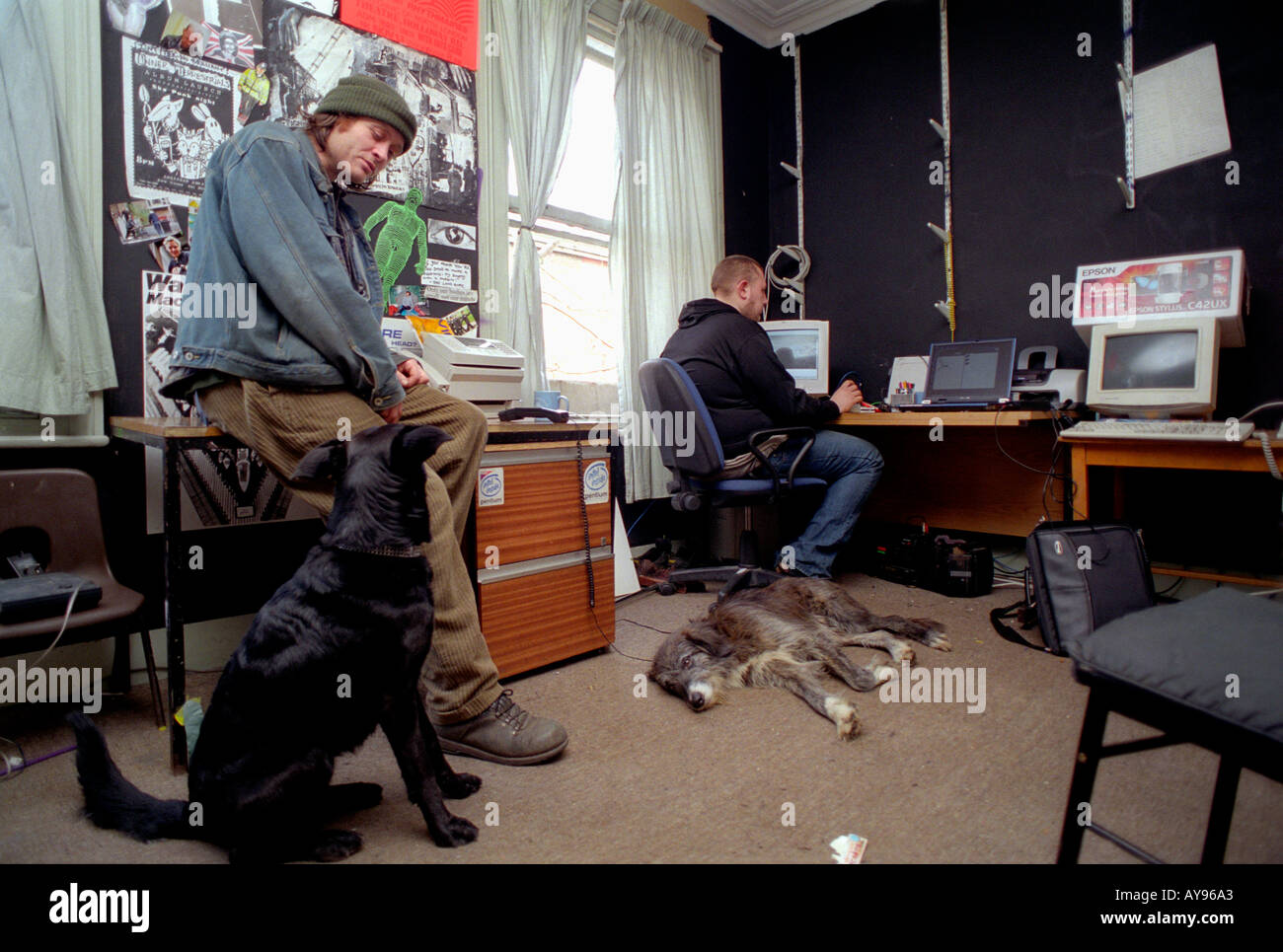 Les personnes utilisant des ordinateurs en salle commune à Saint Agnes Lieu squat. Banque D'Images Les personnes utilisant des ordinateurs en salle commune à Saint Agnes Lieu squat. Banque D'Images