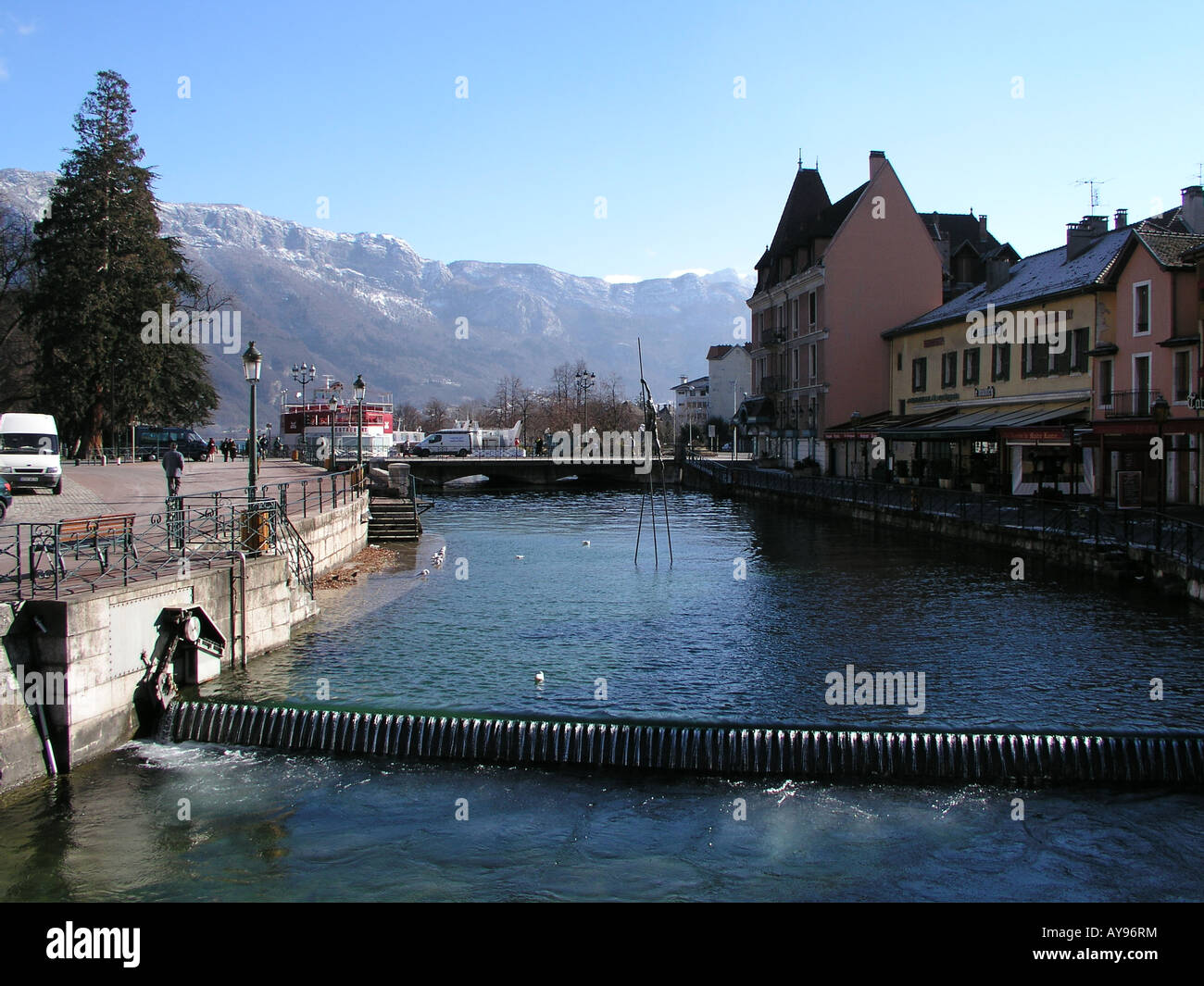 ANNECY CENTRE VILLE CANAL RIVER AVEC VUE SUR LES MONTAGNES environnantes Banque D'Images