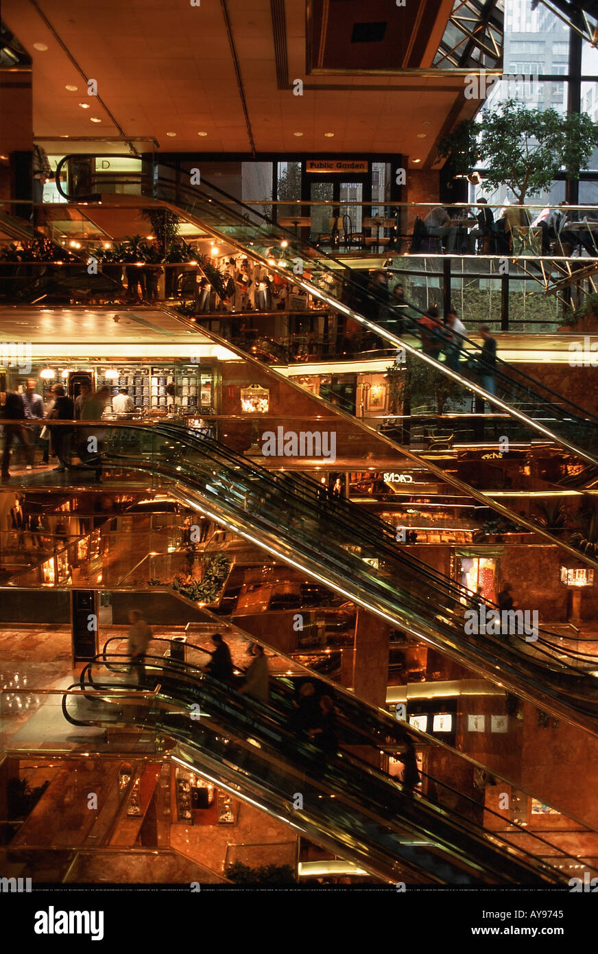 USA New York City 1999 IM foyer des Trump Towers JK 229 96 14 USA New York City 1999 The Atrium Trump Tower Das Fotoarchiv Banque D'Images
