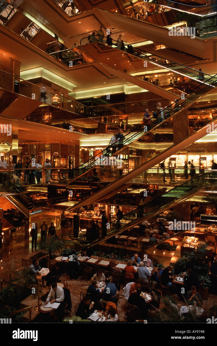 USA New York City 1999 IM foyer des Trump Towers JK 229 96 17 USA New York City 1999 The Atrium Trump Tower Das Fotoarchiv Banque D'Images
