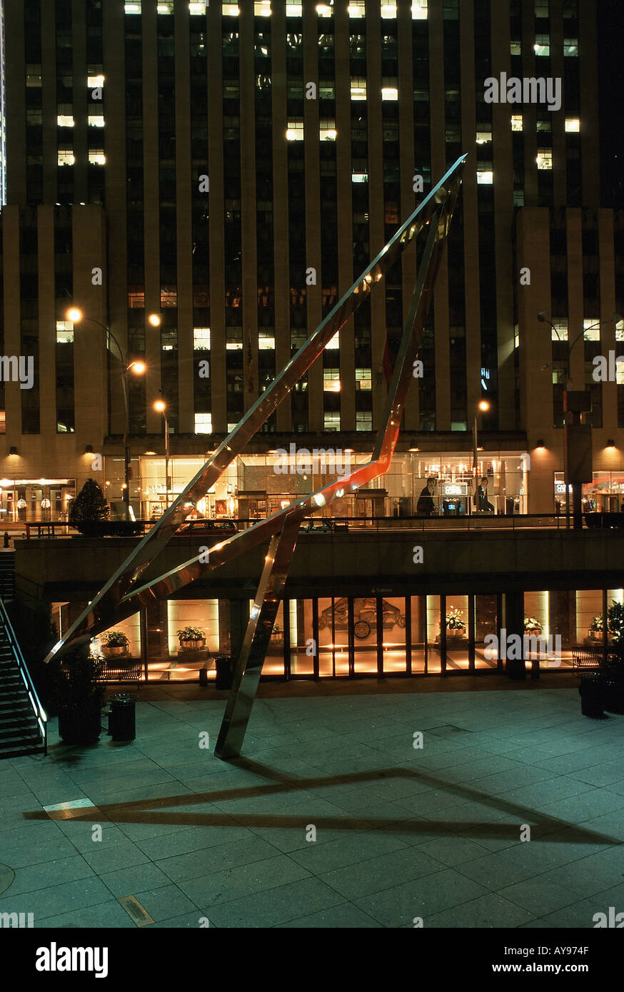 USA New York City 1999 Sun Triangle in the Lower Plaza mélange science et symbolisme pour montrer la relation du soleil avec les planètes à l'aide d'un bassin réfléchissant et de globes d'acier brillants Banque D'Images