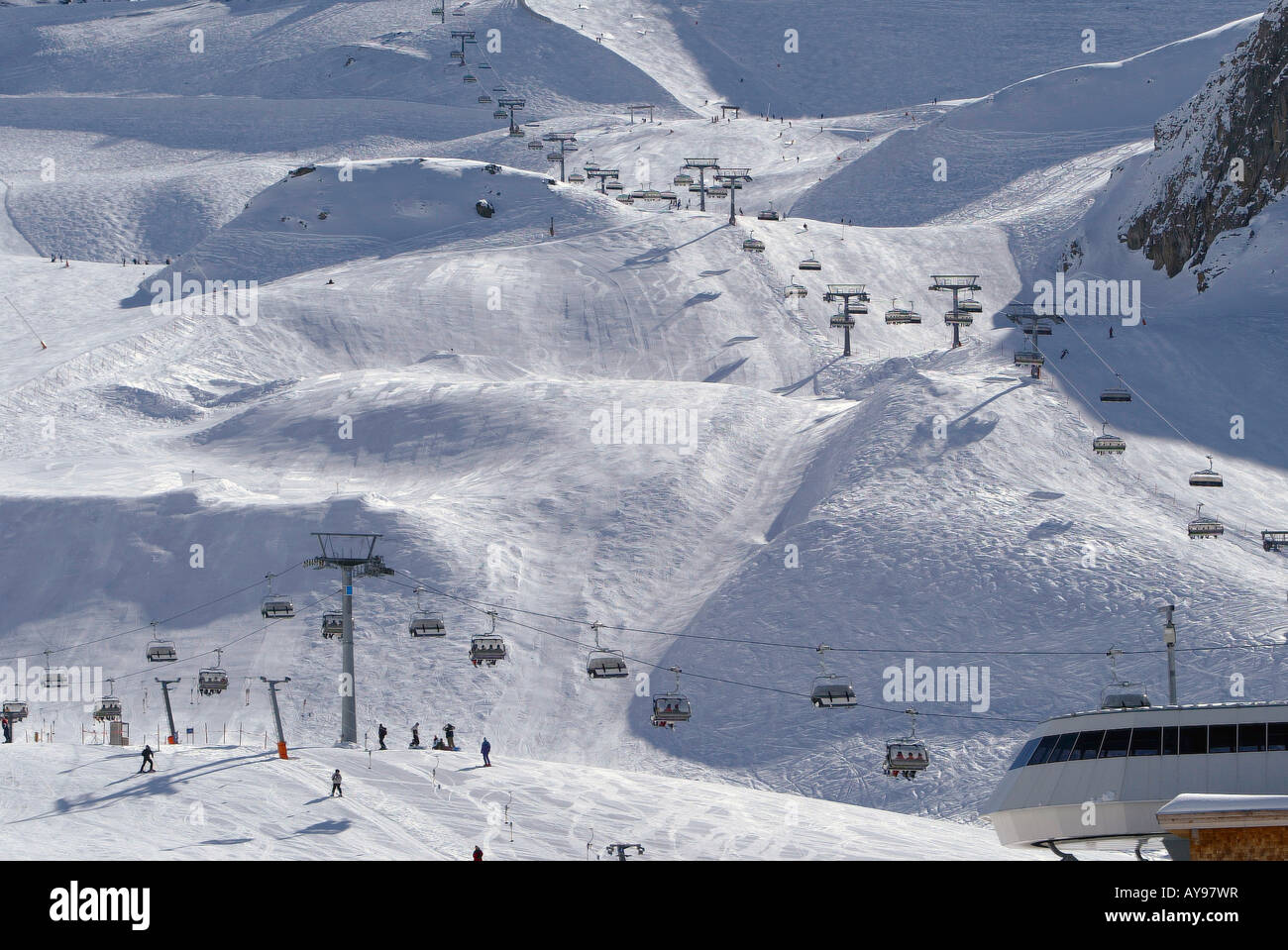 Pistes et remontées mécaniques SUR UNE MONTAGNE CAHOTEUSE, ISCHGL AUTRICHE Banque D'Images