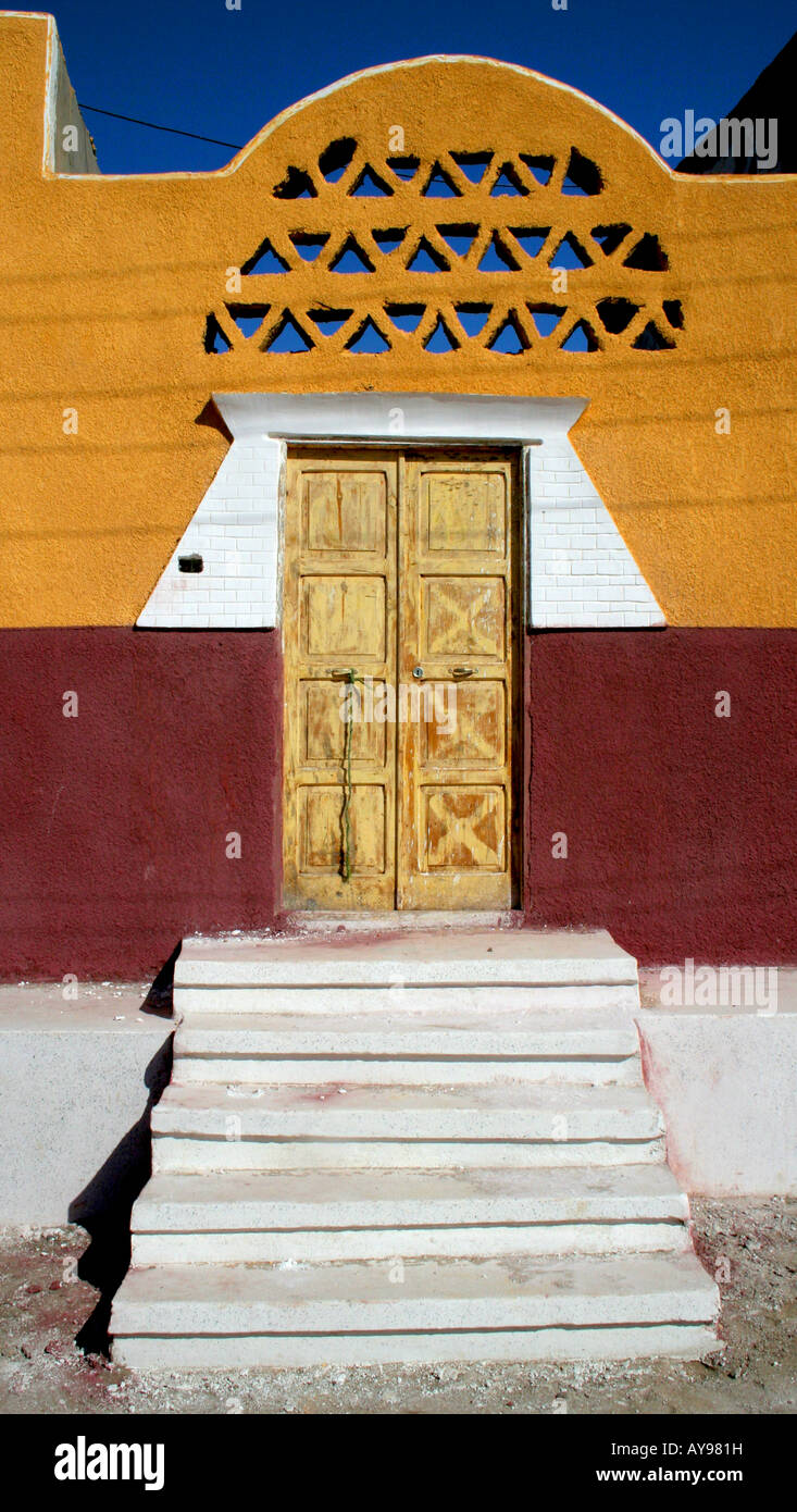 L'entrée dans une couleur vive nubien maison sur une île à Assouan Banque D'Images