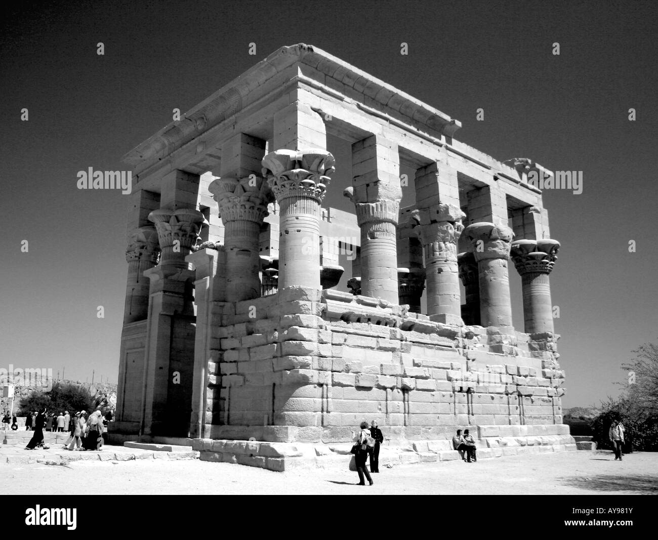 Image en noir et blanc du kiosque de Trajan au Temple de Philae près d'Assouan en Egypte Banque D'Images